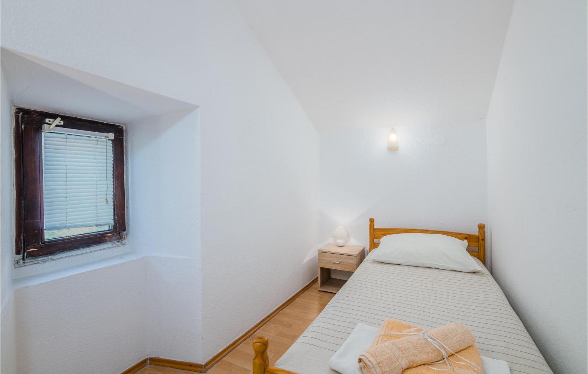 Amazing Home In Malinska Dubasnica With Wifi מראה חיצוני תמונה